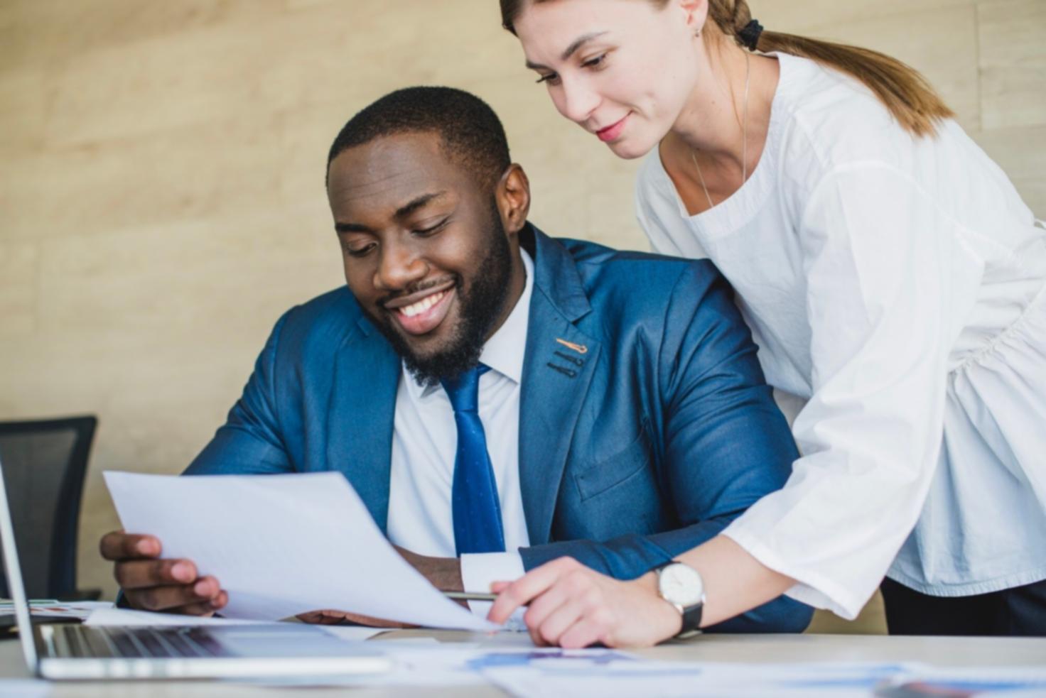 Estudiante trabajando en planificación financiera